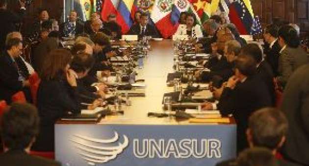 Presidente venezolano asiste a cumbre de emergencia de Unasur
