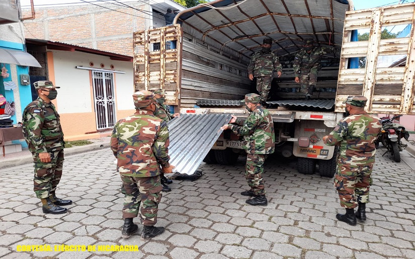 Ejército de Nicaragua participa en el traslado de ayuda humanitaria y descargue de láminas de zinc