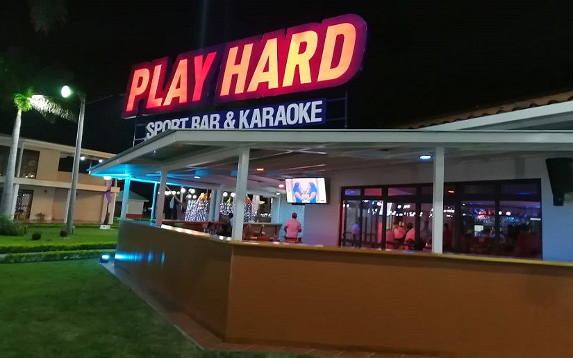 Inauguran Play Hard Sport Bar & Karaoke en Puerto Salvador Allende