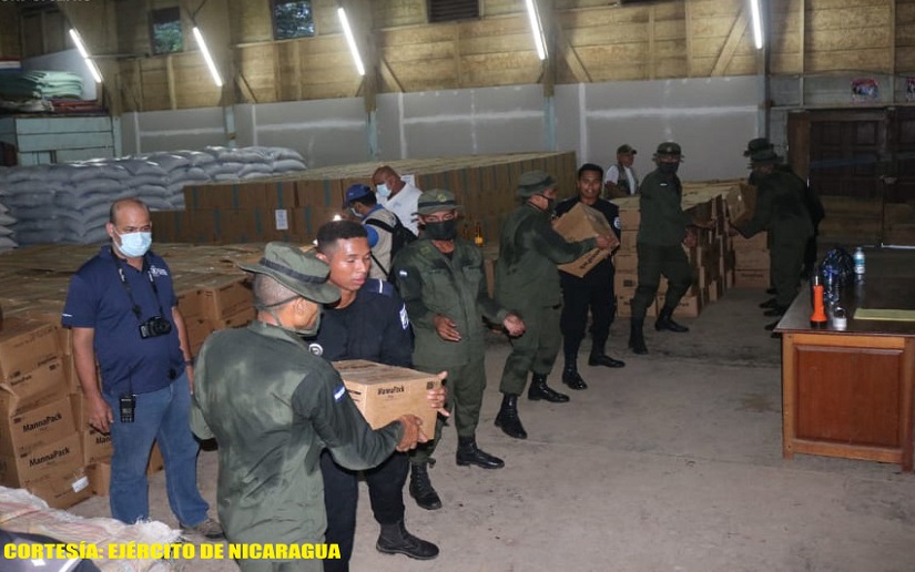 Ejército de Nicaragua realiza descargue y traslado de ayuda humanitaria