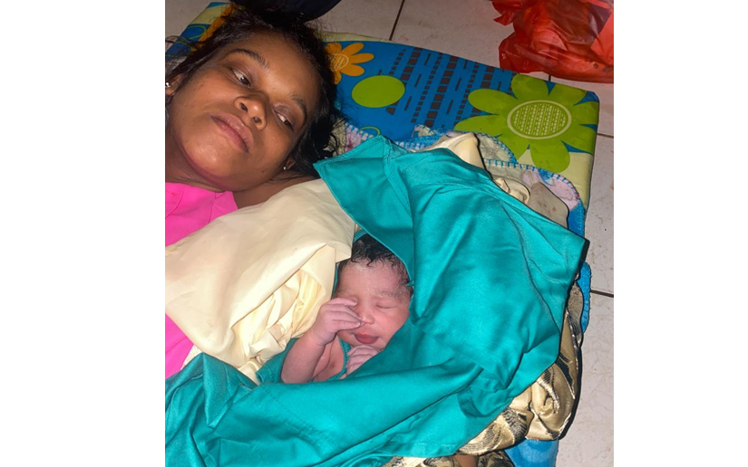 Una bebé nace entre vientos y lluvias del huracán Iota en Bilwi, Nicaragua