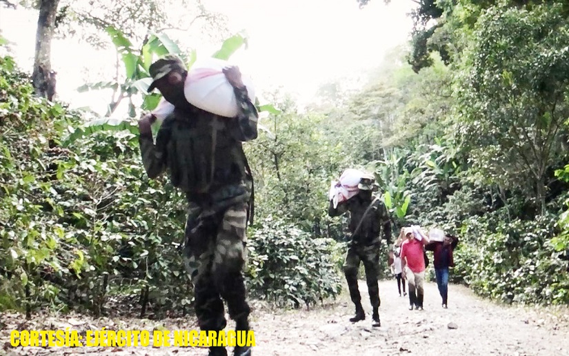 Ejército en traslado y descargue de ayuda humanitaria y retorno de personas a sus lugares de origen