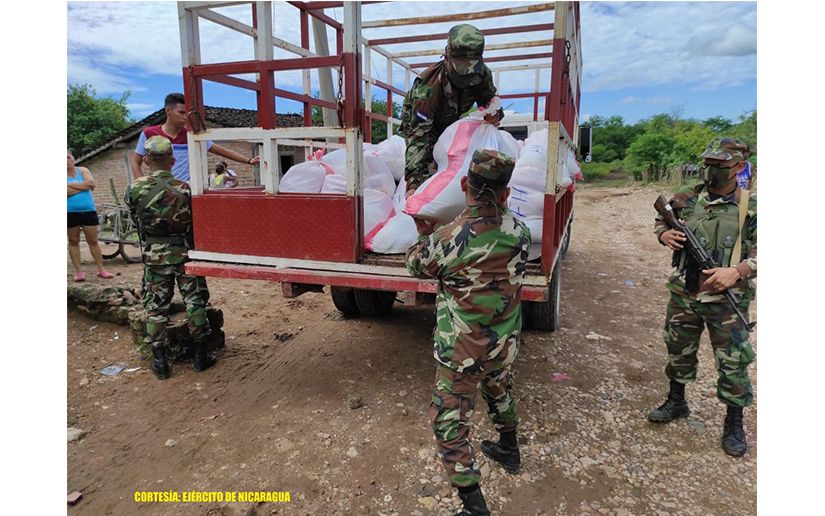 Ejército realiza cargue, traslado y descargue de ayuda humanitaria 