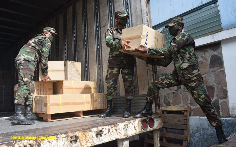 Destacamento Militar Sur del Ejército participa en descargue de insumos médicos