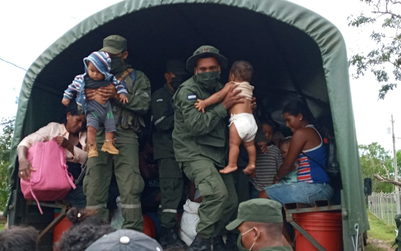 Traslado de personas, protección y descargue de ayuda humanitaria