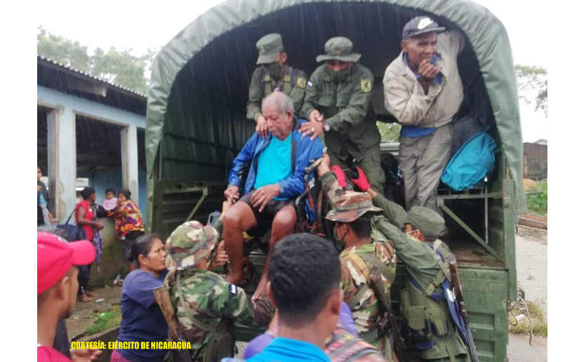 Ejército de Nicaragua en traslado de personas y ayuda humanitaria en la Costa Caribe Norte