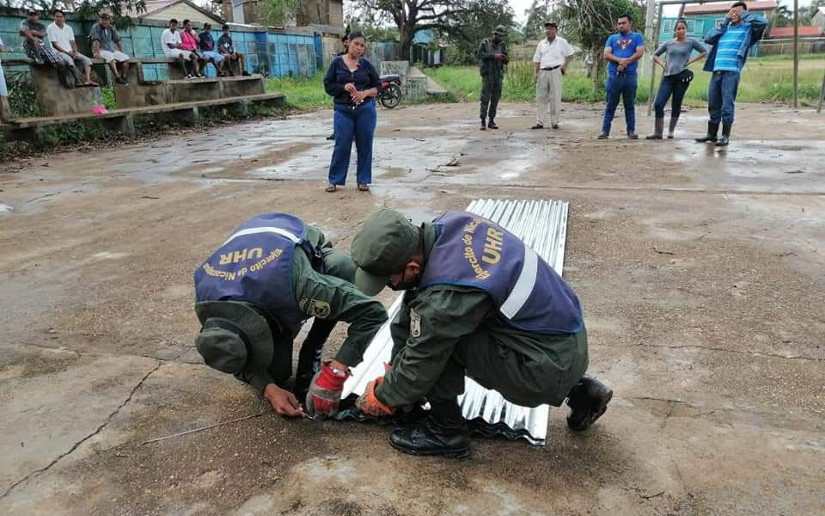 Ejército descarga y traslada ayuda humanitaria a afectados por huracanes