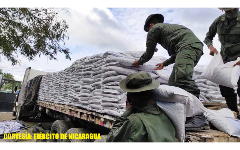 Ejército de Nicaragua descarga estufas, bonos productivos y zinc en Alamikamba