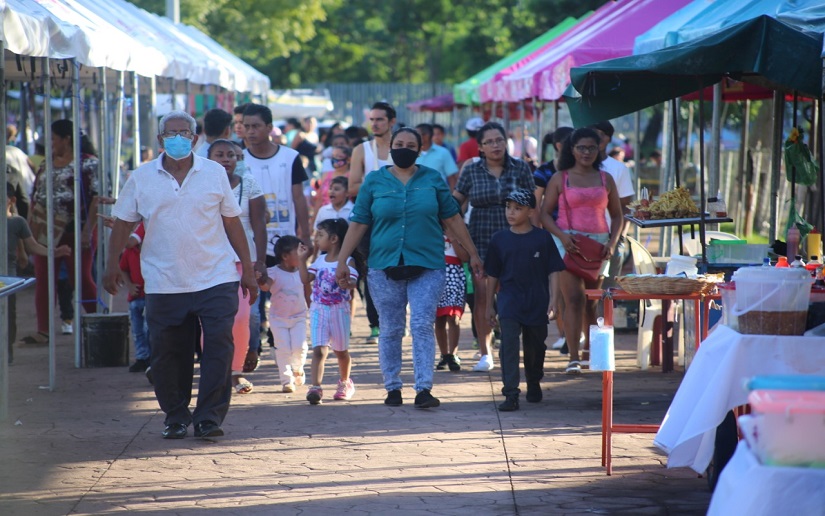 Familias aprovechan la Feria del Comercio Navideño para comprar a precios accesibles