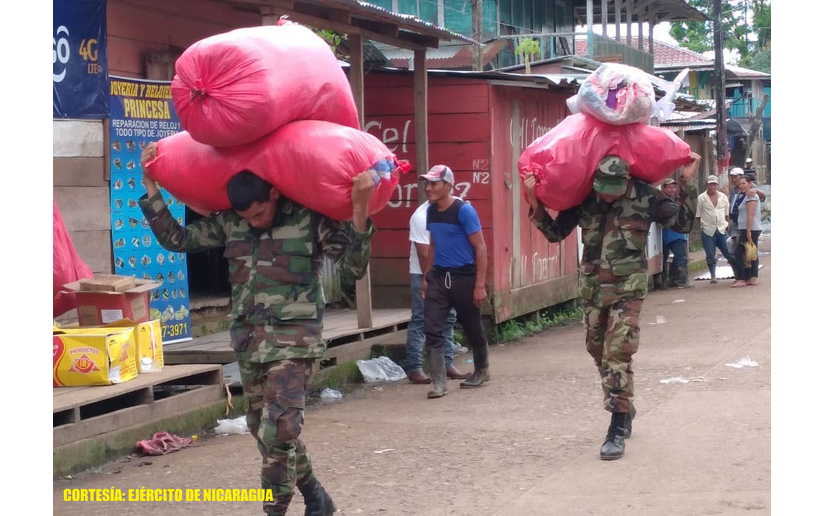 Ejército de Nicaragua en descarga y traslado de ayuda humanitaria en la RAAS