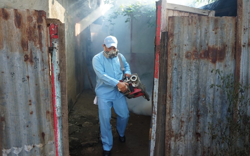 Combate al vector que transmite al dengue con jornada de fumigación en el barrio La URSS