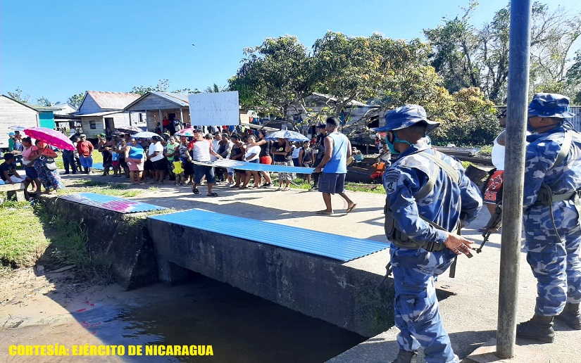Ejército de Nicaragua brinda protección y seguridad a la entrega de plan techo