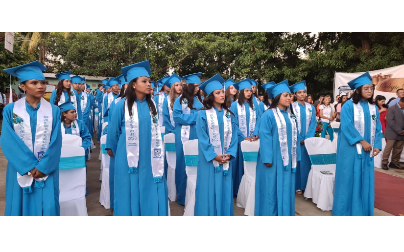Más de 70 estudiantes reciben su diploma de bachiller en el colegio Chiquilistagua