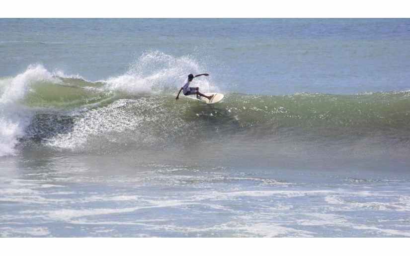 Inicia campeonato nacional de surf en Tola