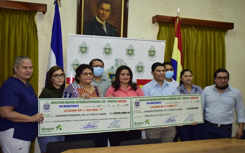 Comunidad universitaria de UNAN-León entrega donación económica para afectados por Eta y Iota