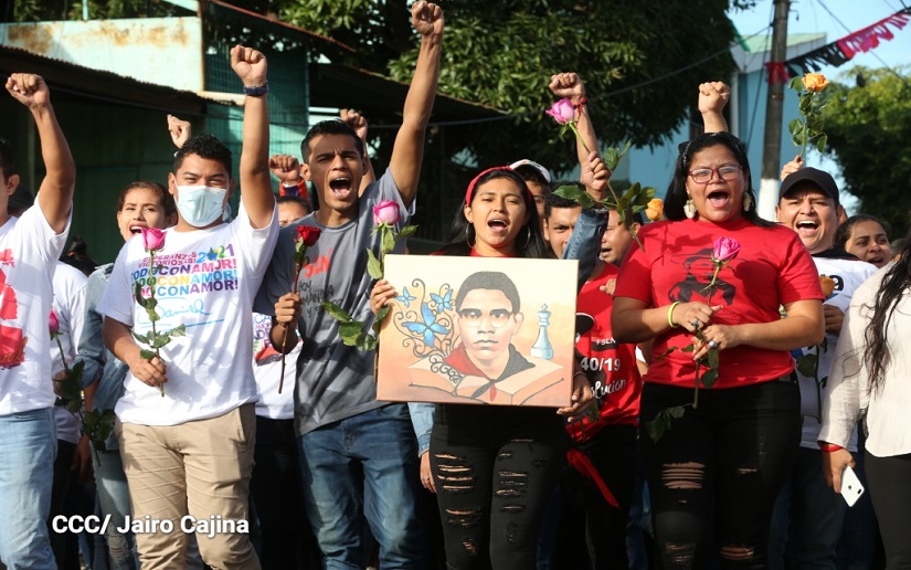 Juventud Sandinista deposita rosas con amor y convicción de Victorias al poeta Leonel Rugama