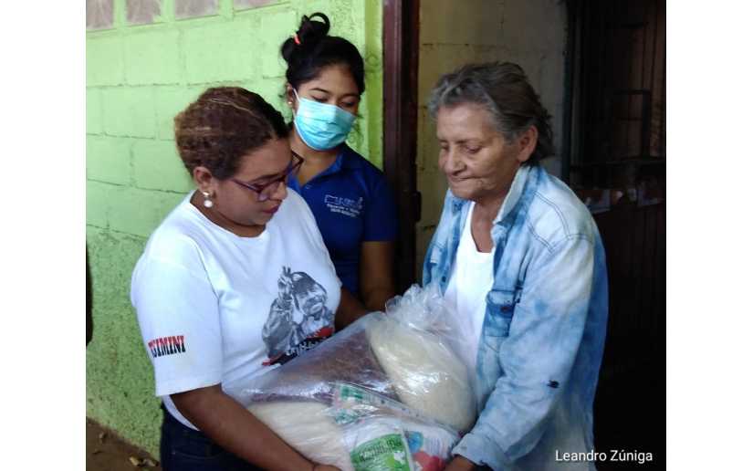 Entregan paquetes de alimentos a madres de Héroes y Mártires del distrito IV