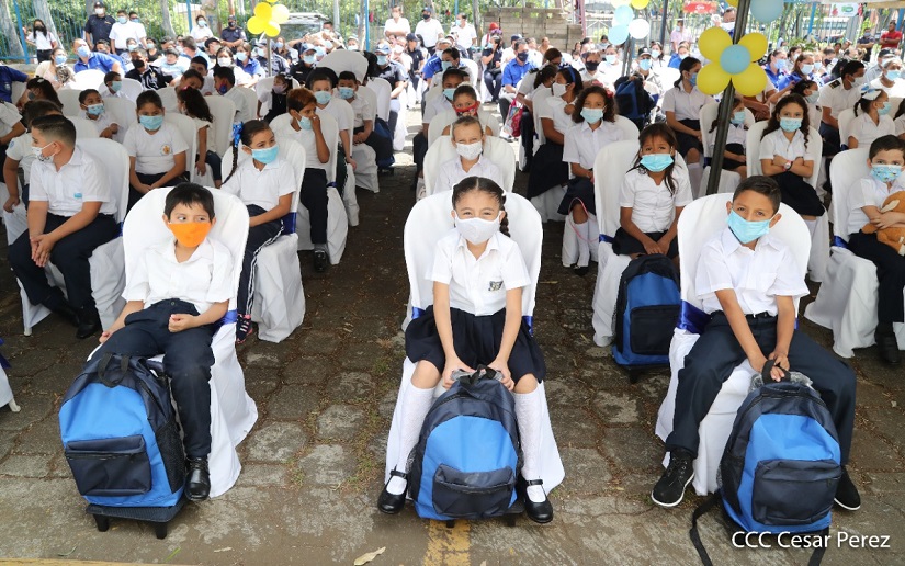 Entregan mochilas y útiles escolares a hijos de compañeros del Ministerio de Gobernación