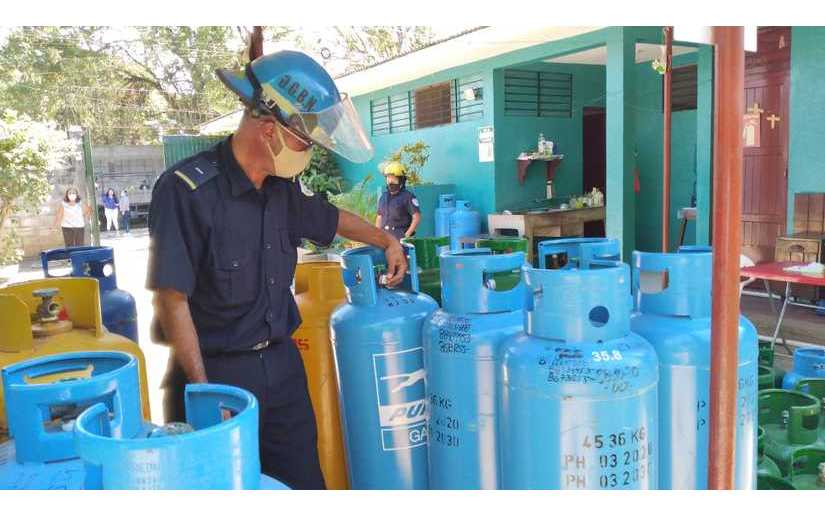 Bomberos Unificados inspeccionan agencia de gas licuado en el barrio Altagracia en Managua