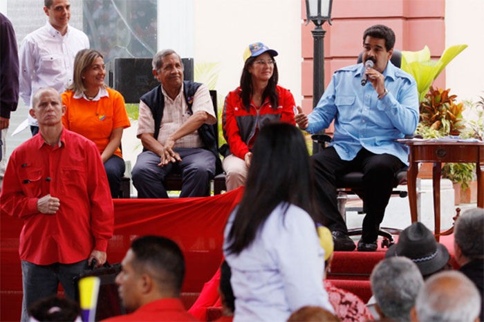Presidente Maduro presenta al pueblo venezolano obsequio enviado por Compañera Rosario