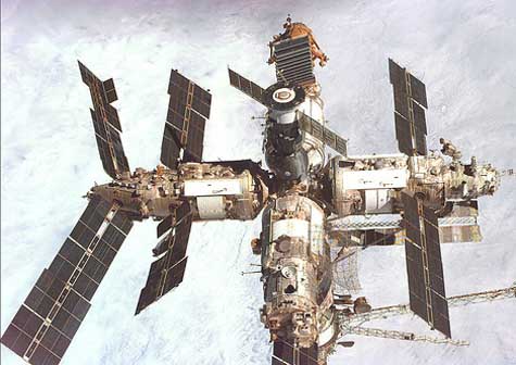 Cosmonautas inician instalación de equipos fuera de Estación Espacial