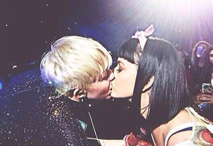 Miley Cyrus besa en la boca a Katy Perry