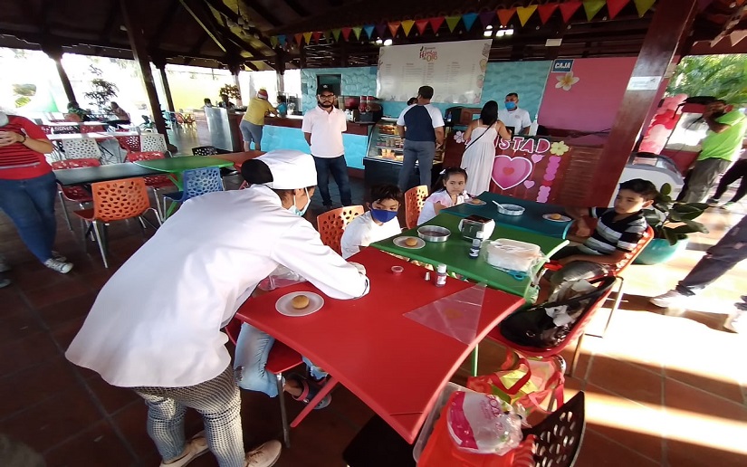 Niños aprenden a decorar cupcakes en la Hormiguita de Oro