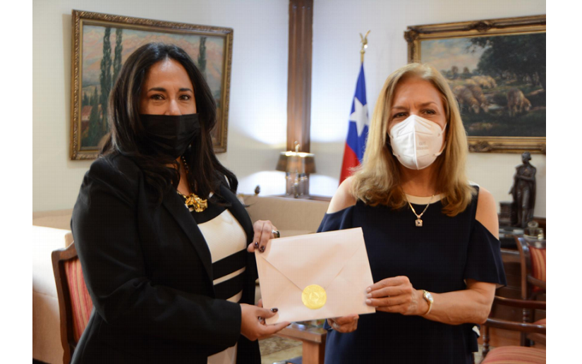 Embajadora de Nicaragua en Chile presenta copias de estilo
