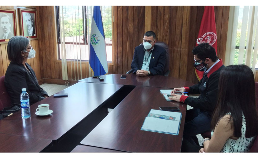 Embajadora de Nicaragua visita la Universidad de El Salvador