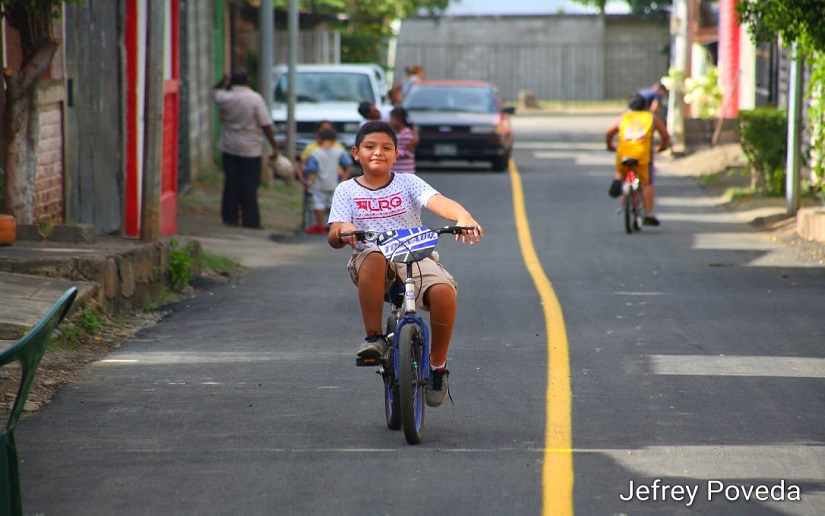 Familias del barrio José Dolores Estrada de Managua estrenan calles pavimentadas