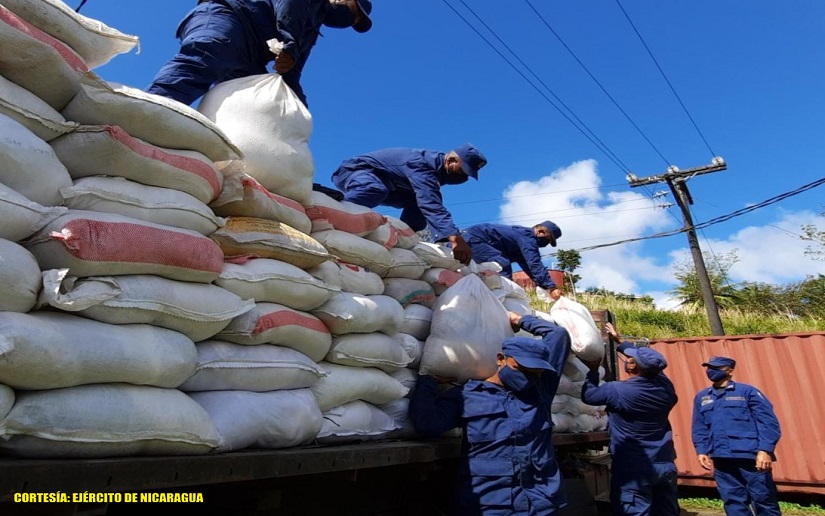 Ejército de Nicaragua realizó descargue paquetes alimenticios en la bodega del Inatec de Bluefields