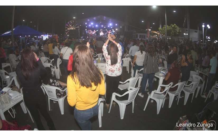 Los Karkis ponen a bailar a sus fanáticos nicaragüenses en el Puerto Salvador Allende