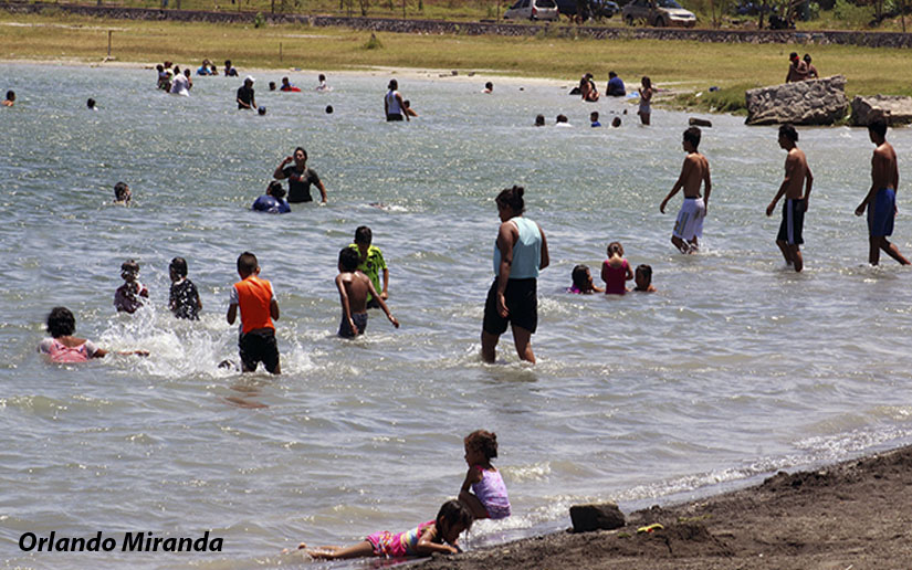 Familias nicaragüenses disfrutan de las frescas aguas del Centro Turístico de Xiloá