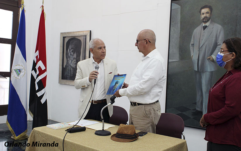 Nicaragua recibe de Chile donativo de libros Prosa y Poesía