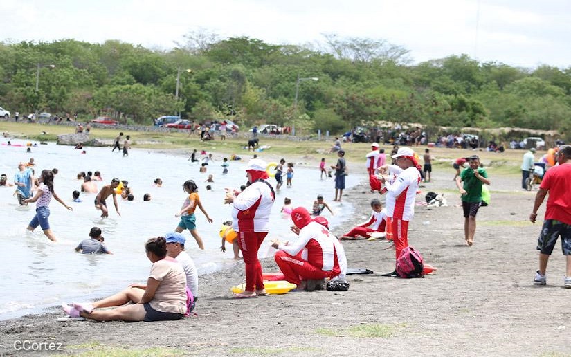 Familias disfrutan las vacaciones de Semana Santa en las refrescantes aguas de Xiloá   