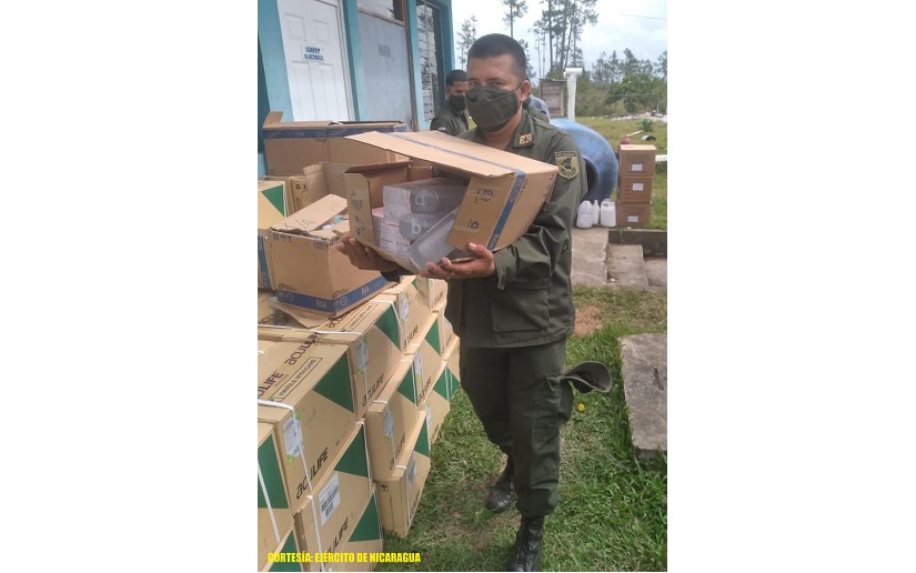 Ejército de Nicaragua participación en descargue de insumos médicos en Prinzapolka