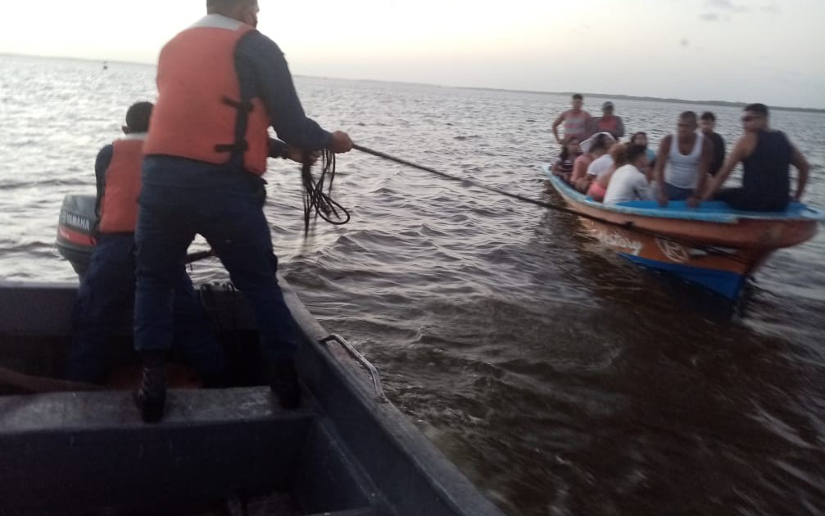 Fuerza Naval en búsqueda, salvamento y rescate de 15 personas en El Bluff