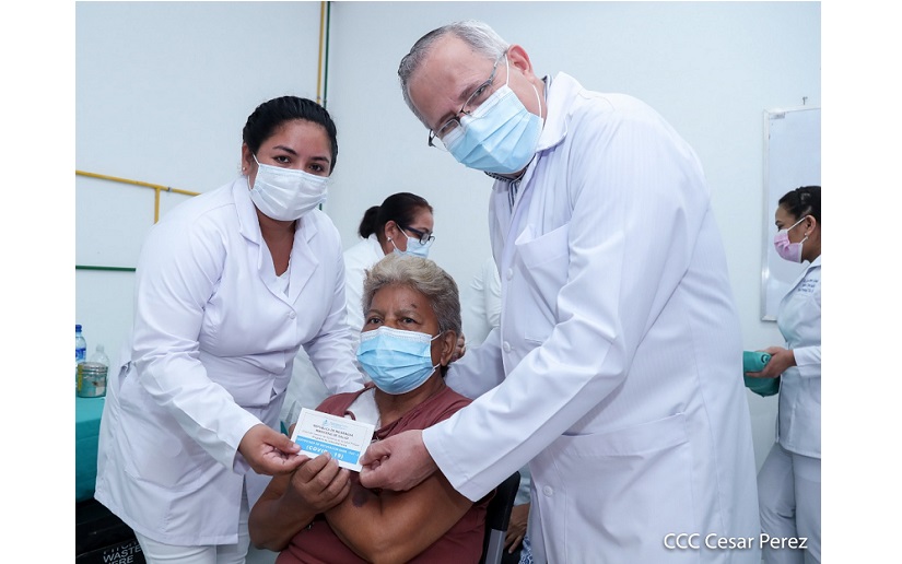 Vacunación voluntaria de la segunda dosis contra la Covid-19 en el Hospital Cruz Azul en Managua