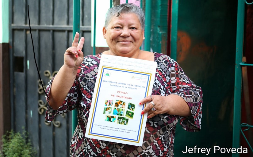Familias contentas y agradecidas al recibir su título de propiedad en Managua