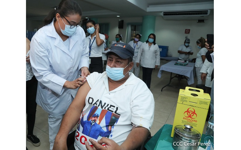 Pacientes del hospital Monte España reciben segunda dosis de la vacuna contra la Covid 19