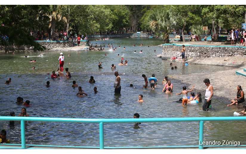 Familias nicaragüenses disfrutan de las frescas aguas de El Trapiche