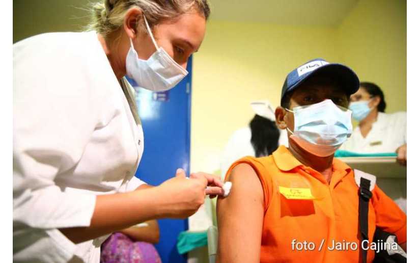 Aplican segunda dosis de vacuna contra la Covid-19 en Clínica San José de Sermesa en León