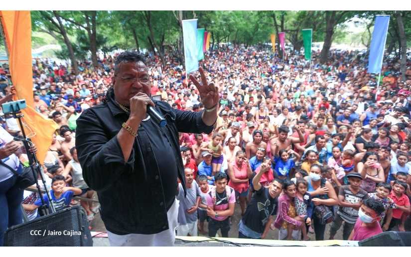 Centenares se despiden del verano en la Fiesta Playera del Trapiche junto a Gustavo Leytón