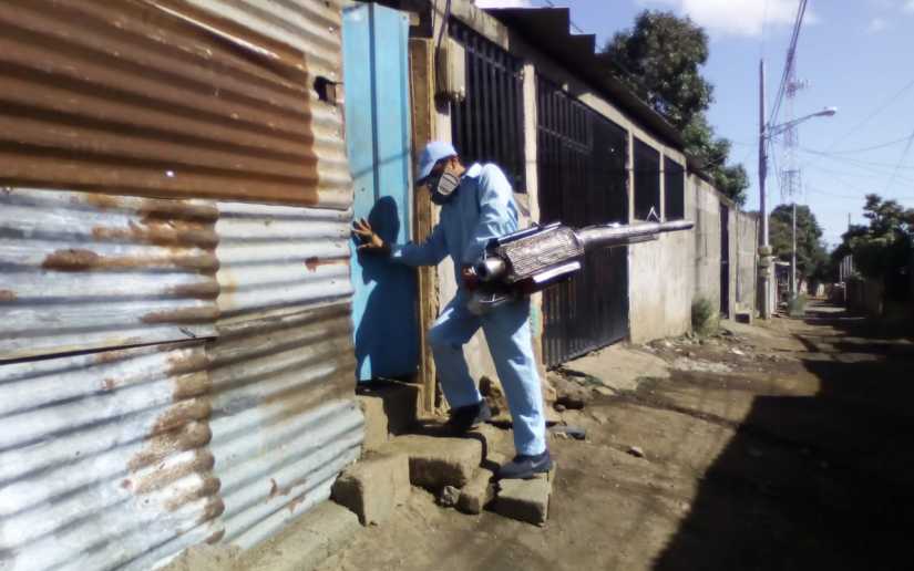Fumigan y aplican BTI en el barrio Hialeah, en Managua