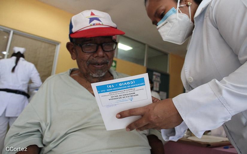 Adultos mayores continúan recibiendo la vacuna contra la Covid-19 en distintos puntos de Managua