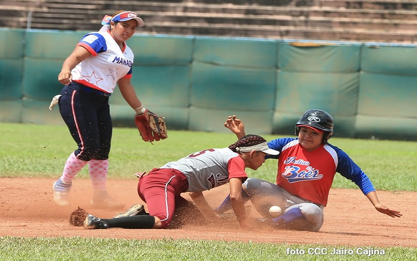 Selecciones femeninas de béisbol de Managua y Ciudad Sandino celebran el Día del Deportista Nicaragüense
