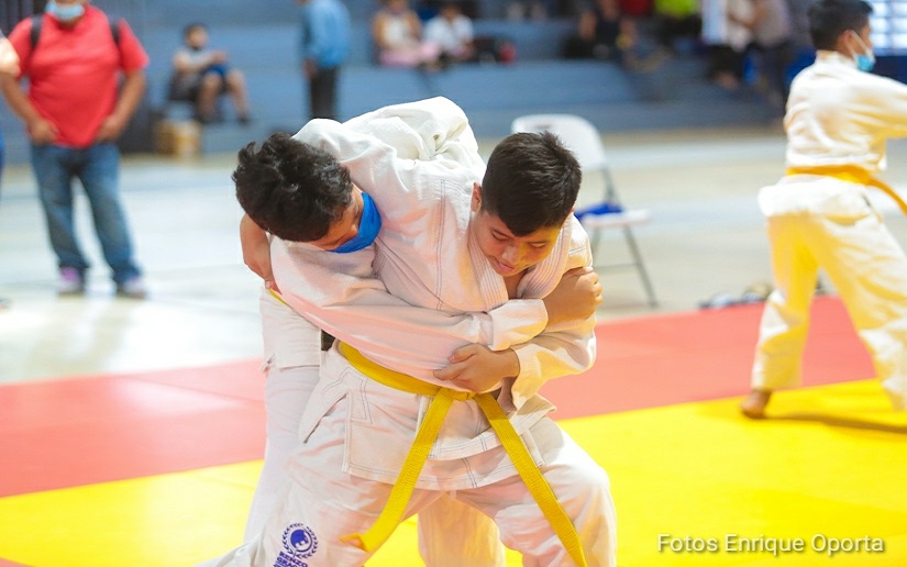 Estudiantes compiten en judo, atletismo y natación en los Juegos Escolares