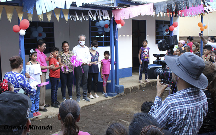 Entregan tres viviendas dignas a igual número de protagonistas en el barrio Santo Domingo en Managua