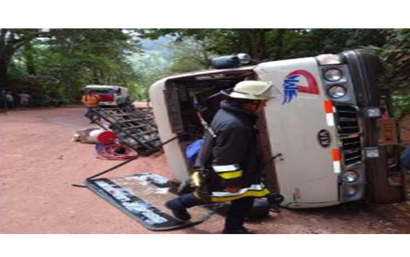Policía Nacional y Bomberos Unificados atendieron un volcón de microbus en Waslala
