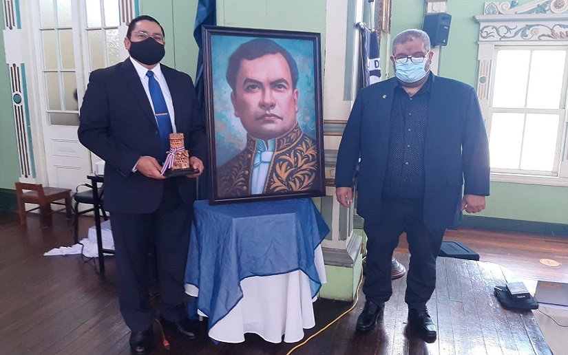 Embajador de Nicaragua en Costa Rica en celebración del día del libro en Liceo de Heredia